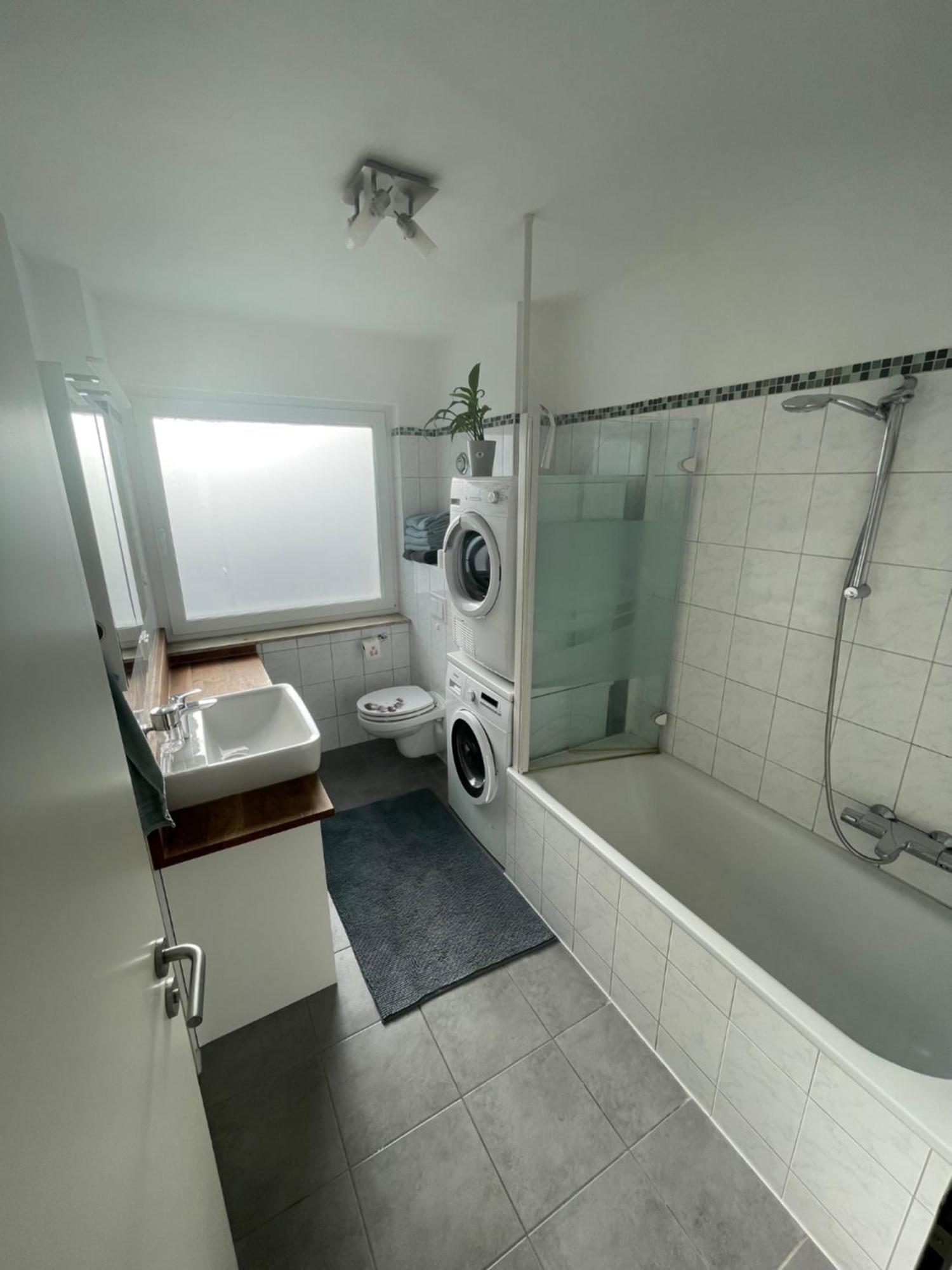 Graues Zimmer In Wohnung Mit Balkon ゲルンハウゼン エクステリア 写真