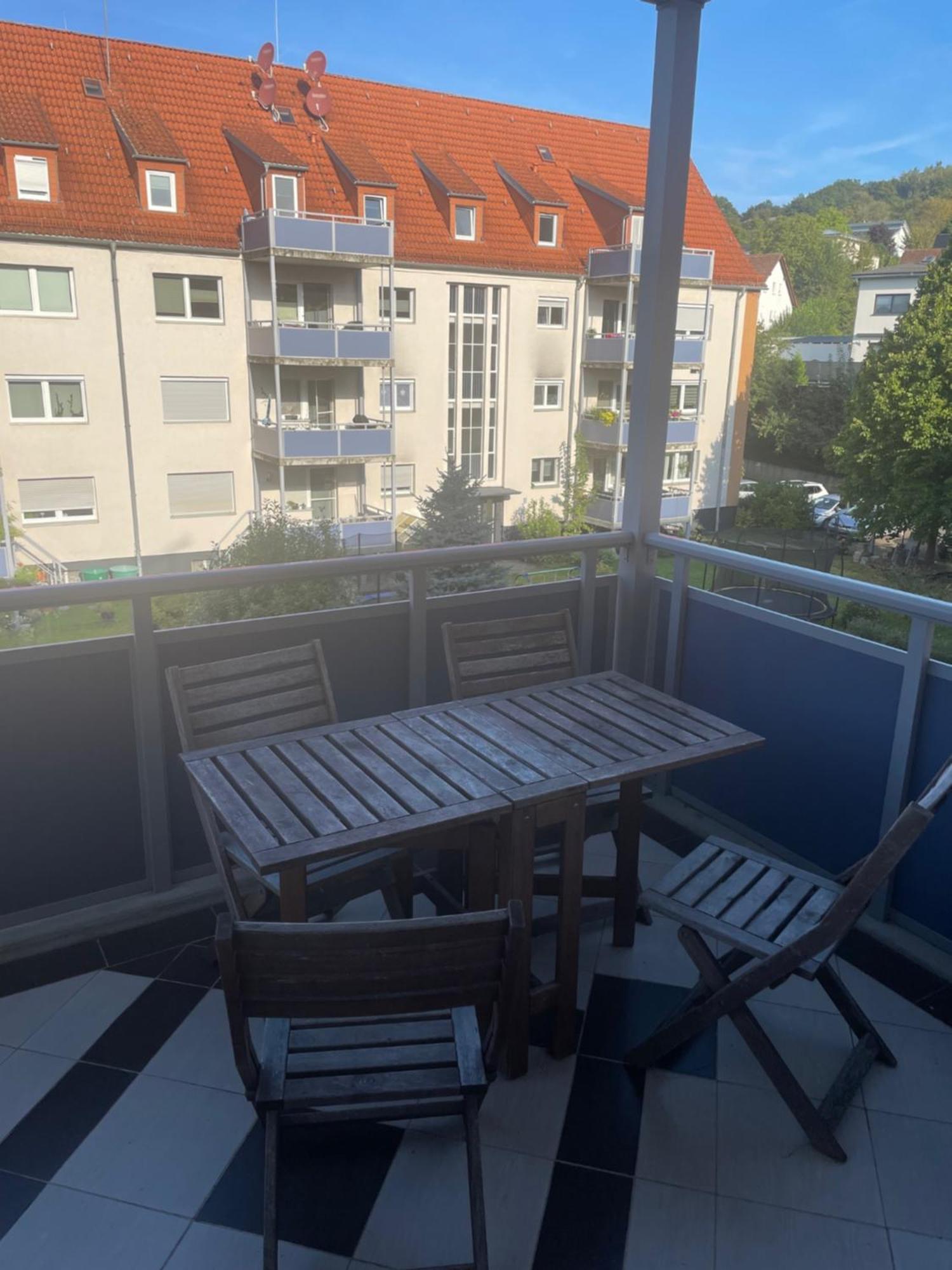 Graues Zimmer In Wohnung Mit Balkon ゲルンハウゼン エクステリア 写真