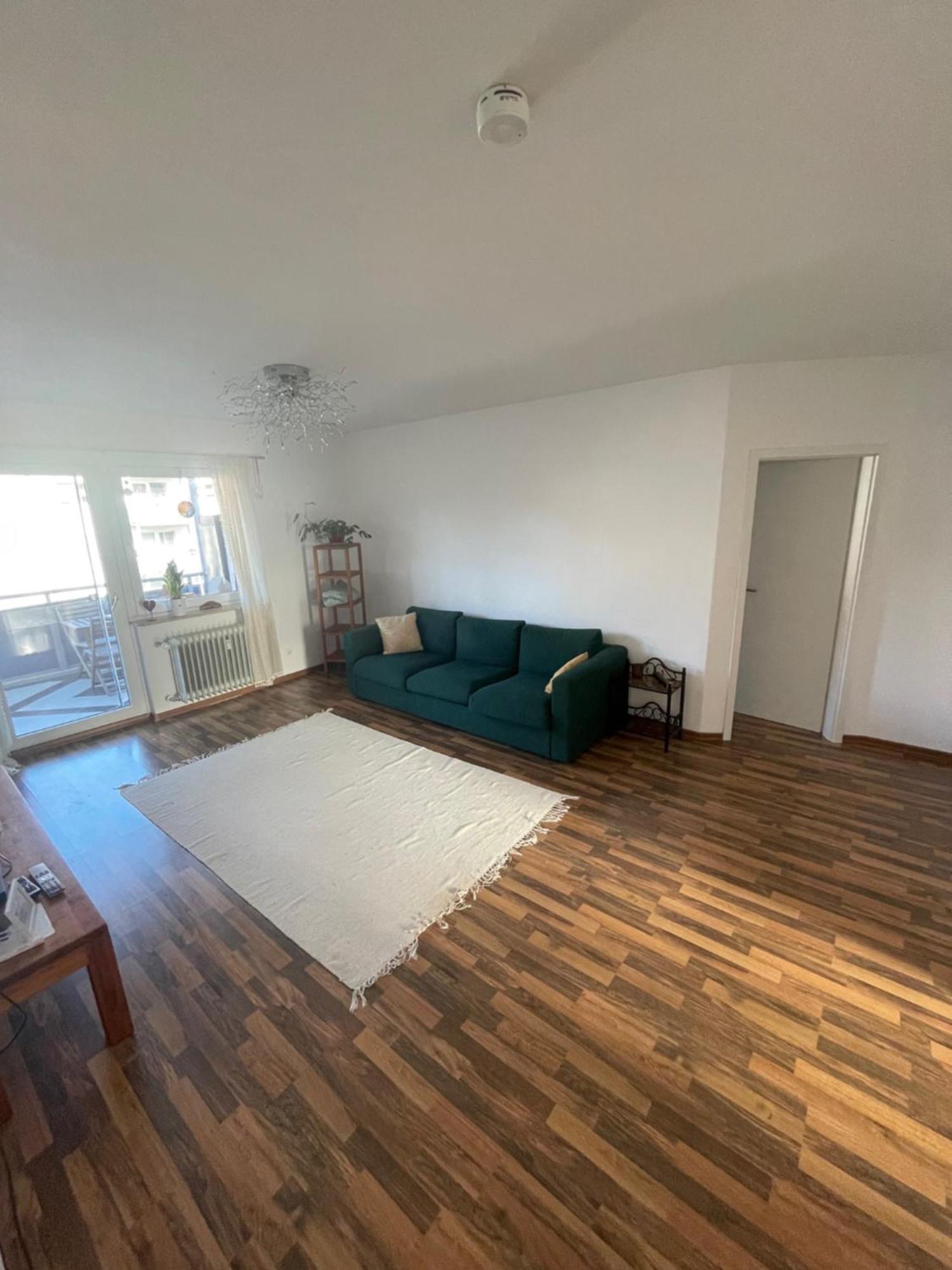 Graues Zimmer In Wohnung Mit Balkon ゲルンハウゼン エクステリア 写真